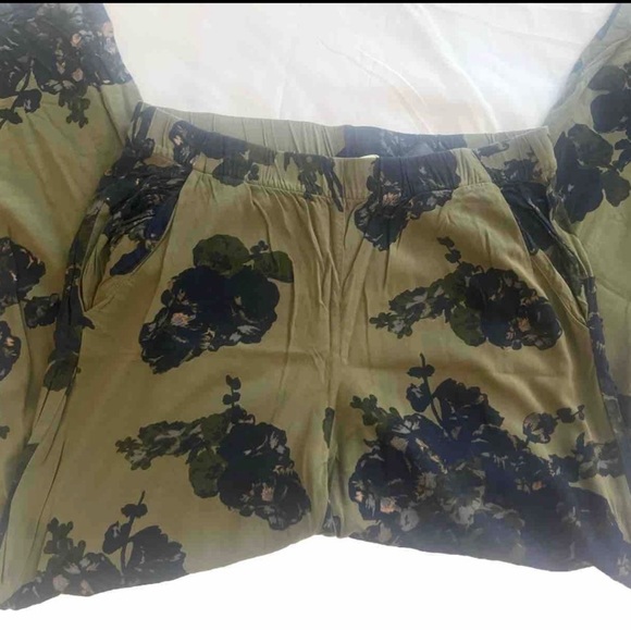 Women’s H&M size 10 olive green floral print‎ b-neck top with matching pants set - Picture 2 of 6